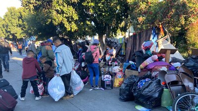 Algunas de las familias fueron enviadas a distintos albergues de la ciudad de Tijuana, Baja California.