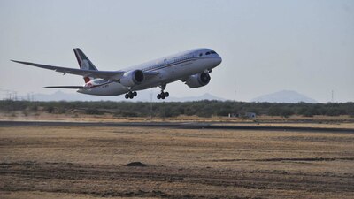 A las 11 de la mañana partirá el avión José María Morelos y Pavón