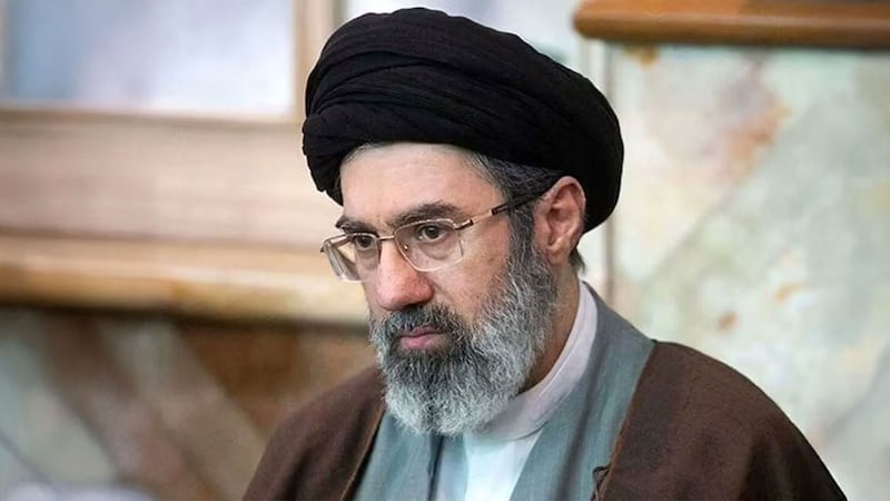 Perfilan a Mojtaba Jamenei como sucesor de su padre, Alí Jamenei, como líder supremo de Irán