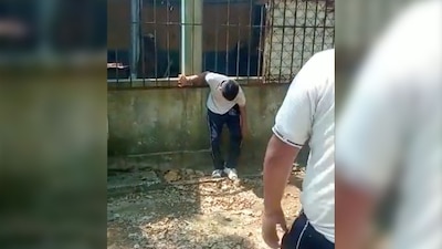 Tras la golpiza, el alumno termina malherido y se apoya de la pared para intentar no caer