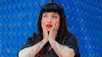 Mon Laferte comparte dolorosos momentos de su pasado ante críticas por su exposición de arte