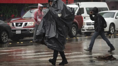 Autoridades capitalinas pidieron a la población portar paraguas e impermeables