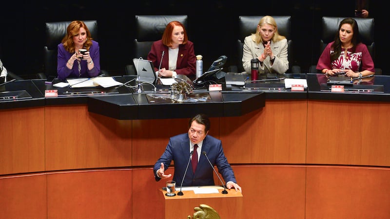 Comparece Mario Delgado ante el Senado; promete erradicar el analfabetismo en 2026