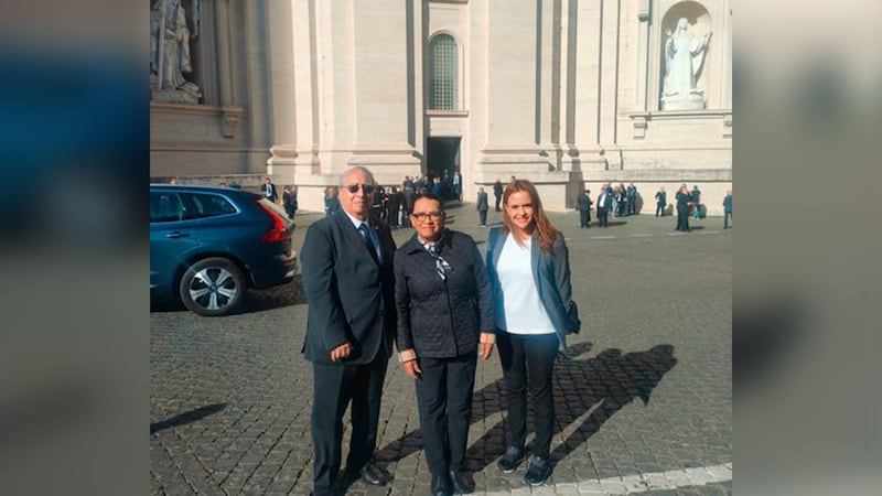 Con condolencias de Sheinbaum, Rosa Icela llega al Vaticano para el funeral del Papa Francisco