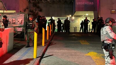 De acuerdo con las versiones, la persona llegó por un impacto de bala y otra intentó rematarla