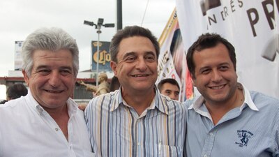 Pío López Obrador (al centro) está acusado de recibir dinero para financiar a Morena