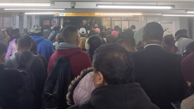 Personas tienen dificultades para ingresar a los andenes