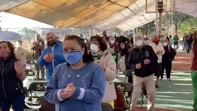 Al ritmo de la Sonora Santanera y Gloria Gaynor, adultos mayores se divirtieron en la fila para recibir la vacuna