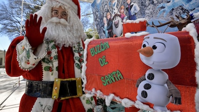 Santa Claus esperando a las personas que quieran tomarse una foto con él en la Ciudad de México