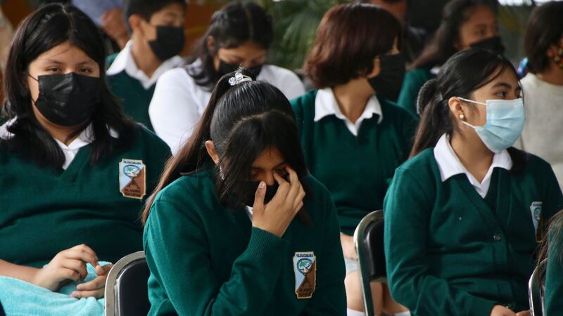 Detienen a maestro de secundaria por ofrecerle a su alumna ser su "sugar daddy"