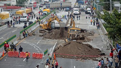 Este miércoles, una agujero de 10 metros de diámetro se abrió en Paso Exprés