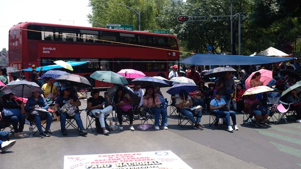 Maestros de la CNTE bloquean Avenida Paseo de la Reforma, al cruce con Avenida de los Insurgentes, la tarde de este miércoles 21 de mayo como forma de protesta para exigir al gobierno federal la abrogación de la reforma educativa y de la Ley ISSTE, aumento salarial y el recorte al periodo legal para acceder a la jubilación. Foto: Nicolás Tavira