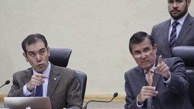 Lorenzo Córdova, consejero presidente, y Edmundo Jacobo Molina, secretario general, durante la sesión