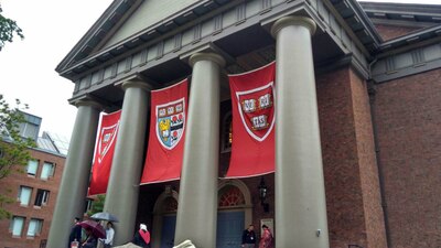 La prestigiada universidad se encuentra en Cambridge, Massachusetts, EU