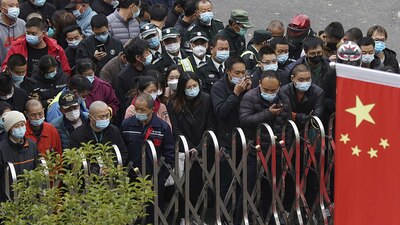 Decenas de trabajadores aeroportuarios esperan para someterse a pruebas de COVID-19