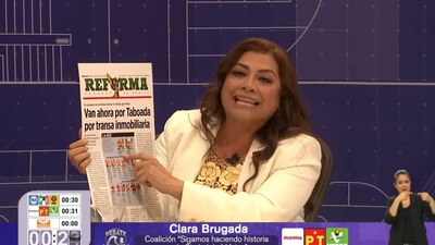 La candidata de Morena exhibió una portada de periódico