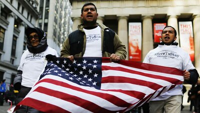 Miles de migrantes y ´dreamers' le dicen a Trump que están en Estados Unidos para quedarse #HereToStay