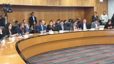 El presidente de la AMVD, Carlo Ledezma (al micrófono) durante el análisis del Paquete Económico para 2020