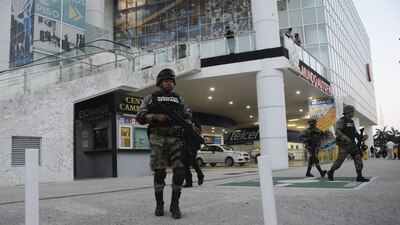 Militares resguardan las calles en donde se registró el enfrentamiento entre presuntos sicarios y elementos de la policía estatal