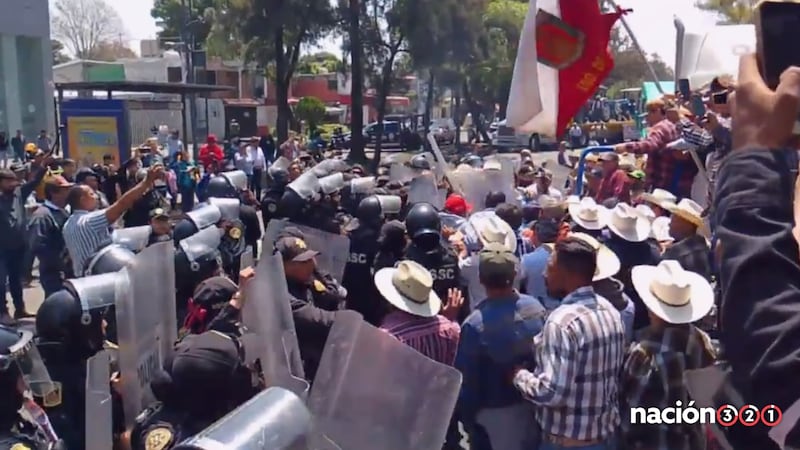 Policías de la CDMX encapsulan a campesinos durante protestas en Paseo de la Reforma