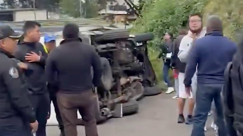 Reportan 15 menores de edad lesionados tras volcadura de transporte escolar en Cuajimalpa