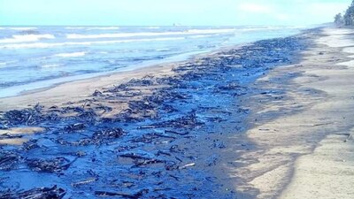 El derrame de aceite afecta a más de 2 mil familias que viven de la pesca