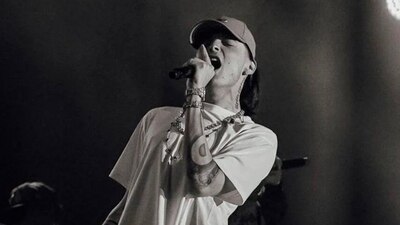 El cantante dijo que no puede estar en todas las casas donde lo escuchan para vigilar a sus fans