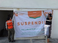 VIDEO: Clausuran funeraria en NL por supuestas descargas irregulares de sangre