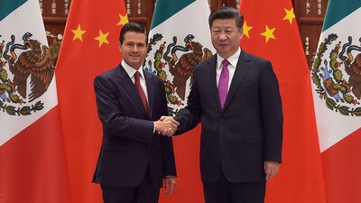 Enrique Peña Nieto y Xi Jinping (derecha)
