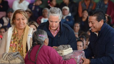 El gobernador del Edomex entregando apoyos para la época invernal
