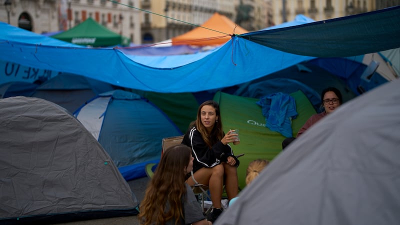 Miles de jóvenes españoles instalan mega plantón en Madrid por crisis de vivienda en el país