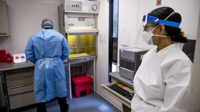 Los médicos Justin Jacob y Sosina Merid, en un laboratorio móvil que hará pruebas de COVID-19