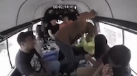 VIDEO: Supuesto asaltante de combi roba beso a pasajero que no tenía pertenencias
