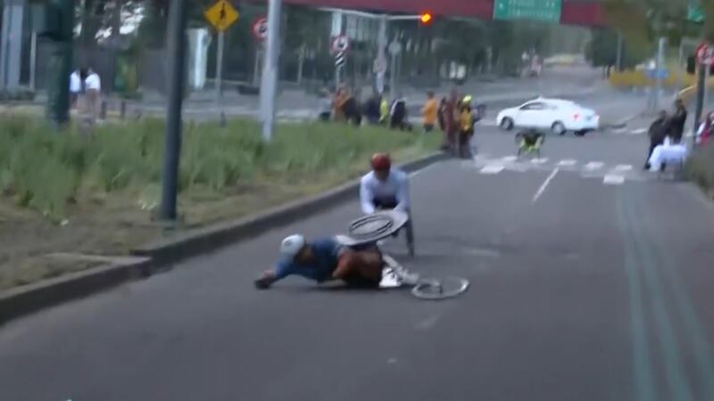 VIDEO: Medallista paralímpico sufre caída en el Maratón CDMX por un bache