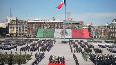 La Fuerzas Armadas marcharon en el Zócalo capitalino