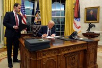 Trump firma decreto para iniciar salida de EU de la OMS... ¿Qué puede pasar?
