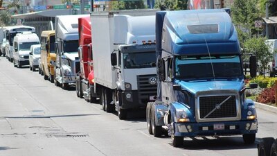 Transportistas protestan contra la inseguridad en carreteras, cobros de peaje y precios de combustible.