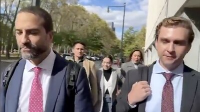 La esposa e hija del exfuncionario llegaron a la corte
