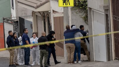 El oficial de 51 años se encontraba a bordo de una camioneta pick up dentro de la cochera