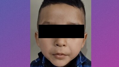 Pide a su papá que le regale un abrazo y después vuelva con su otra familia