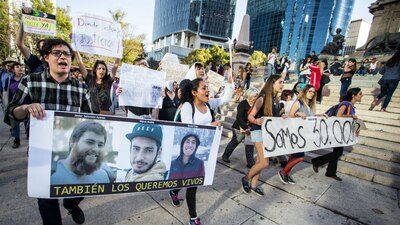 Un grupo de jóvenes se manifestó en marzo pasado por la desaparición de tres universitarios de Jalisco