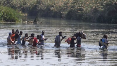 Haitianos cruzan el río Bravo del lado texano hacia suelo mexicano para conseguir comida y víveres