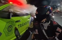 VIDEO: Motociclistas agreden a policía de Tránsito con polvo de extintor que le quemó los ojos