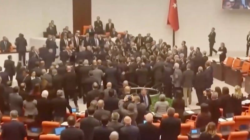 VIDEO: Acalorada discusión termina en batalla campal en el parlamento de Turquía