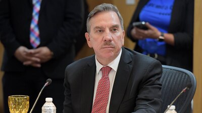 Reconoció que tiene un buen sueldo y prestaciones