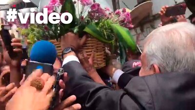 AMLO recibió muestras de cariño por parte de sus seguidores tras salir de su casa de transición