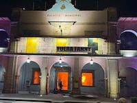 Prenden fuego al Palacio Municipal de Apatzingán, en protesta por asesinato de Carlos Manzo