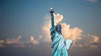 Ubicada en Nueva York, es un símbolo de Estados Unidos y de los derechos de los migrantes
