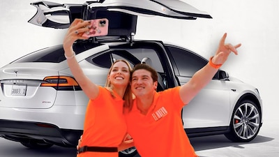 El precandidato inició el recorrido con Mariana Rodríguez como copiloto