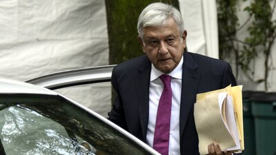 El apoyo del Papa y la consulta del nuevo aeropuerto han puesto en aprietos a AMLO.